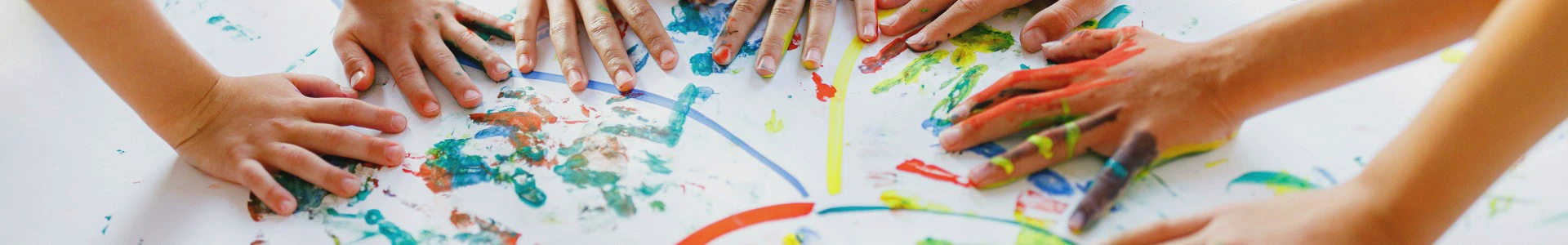 dłonie pomalowane farbką