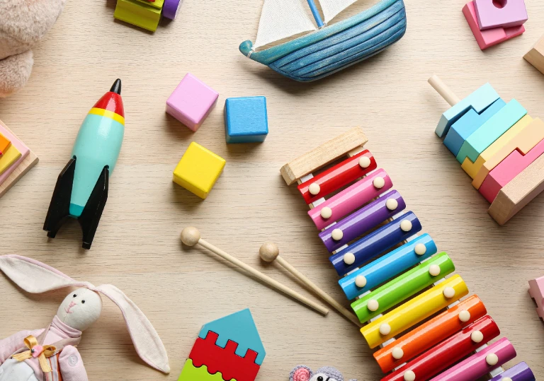 Dziecko odbijające rączki pomalowane farbą na&nbsp;kartkę