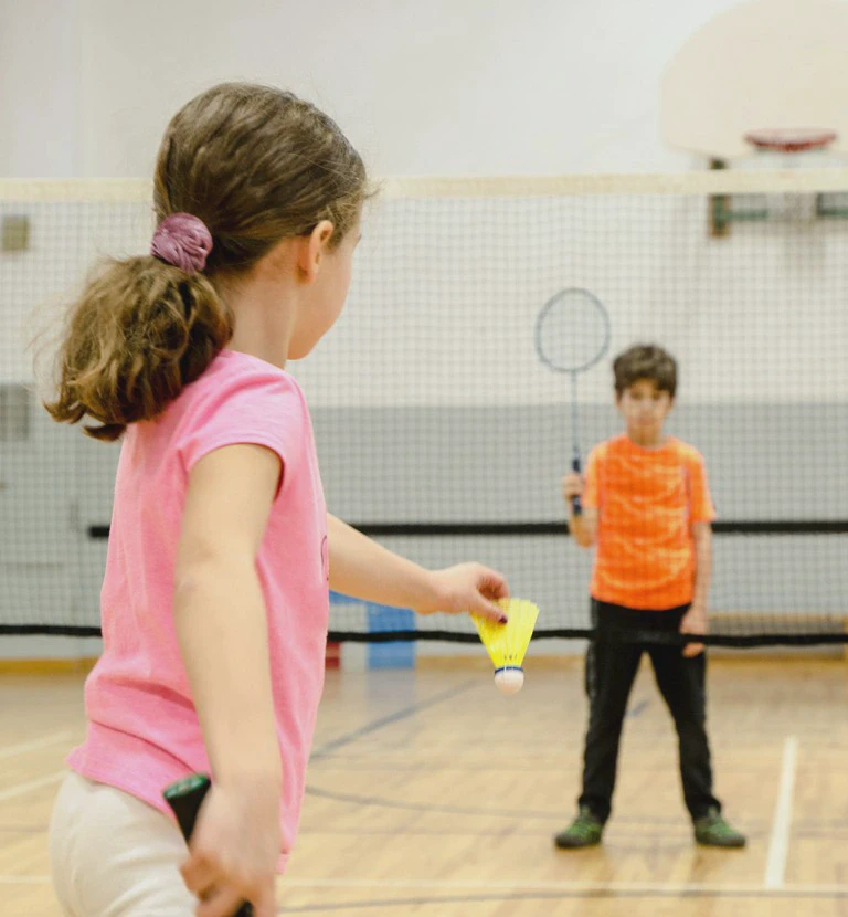 dzieci na sali sportowej