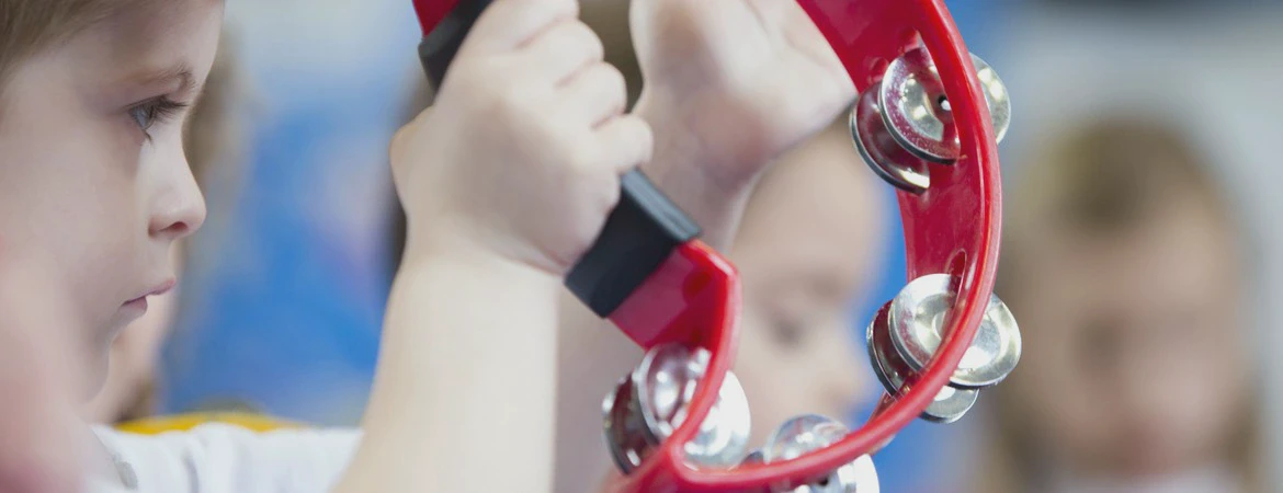 dziewczynka gra na tamburynie