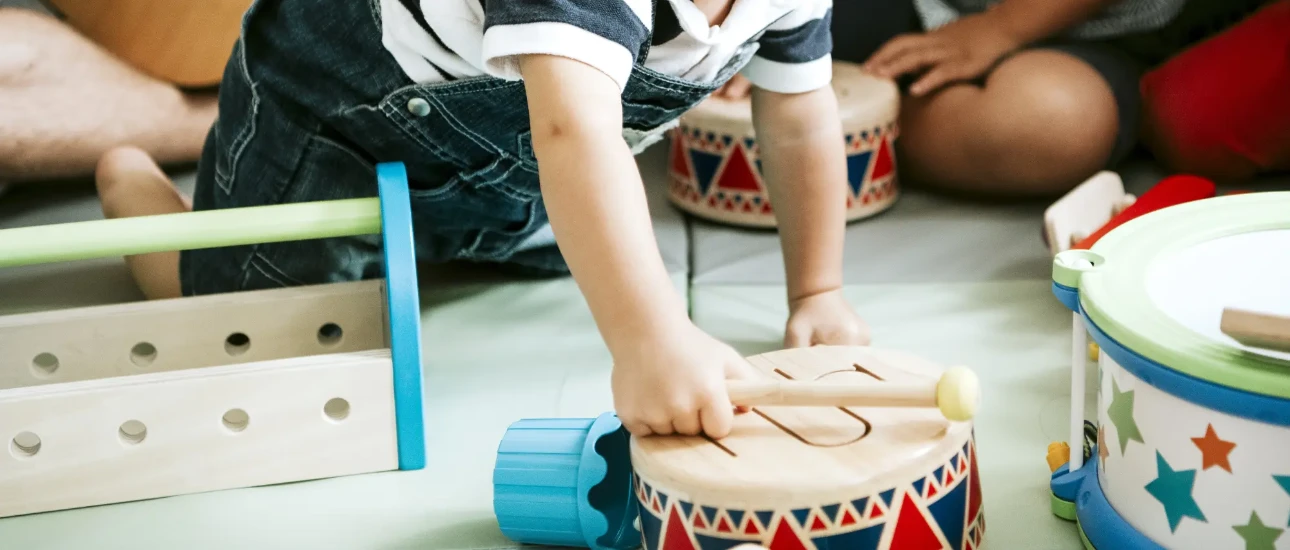 biegający chłopcy na&nbsp;plaży